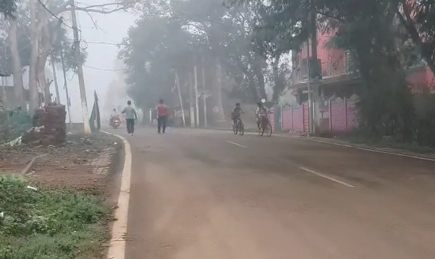 ଘନ କୁହୁଡ଼ିରେ ଲୁଚି ଯାଉଛି ସହର, ଯାନବାହାନ ବାଧାପ୍ରାପ୍ତ