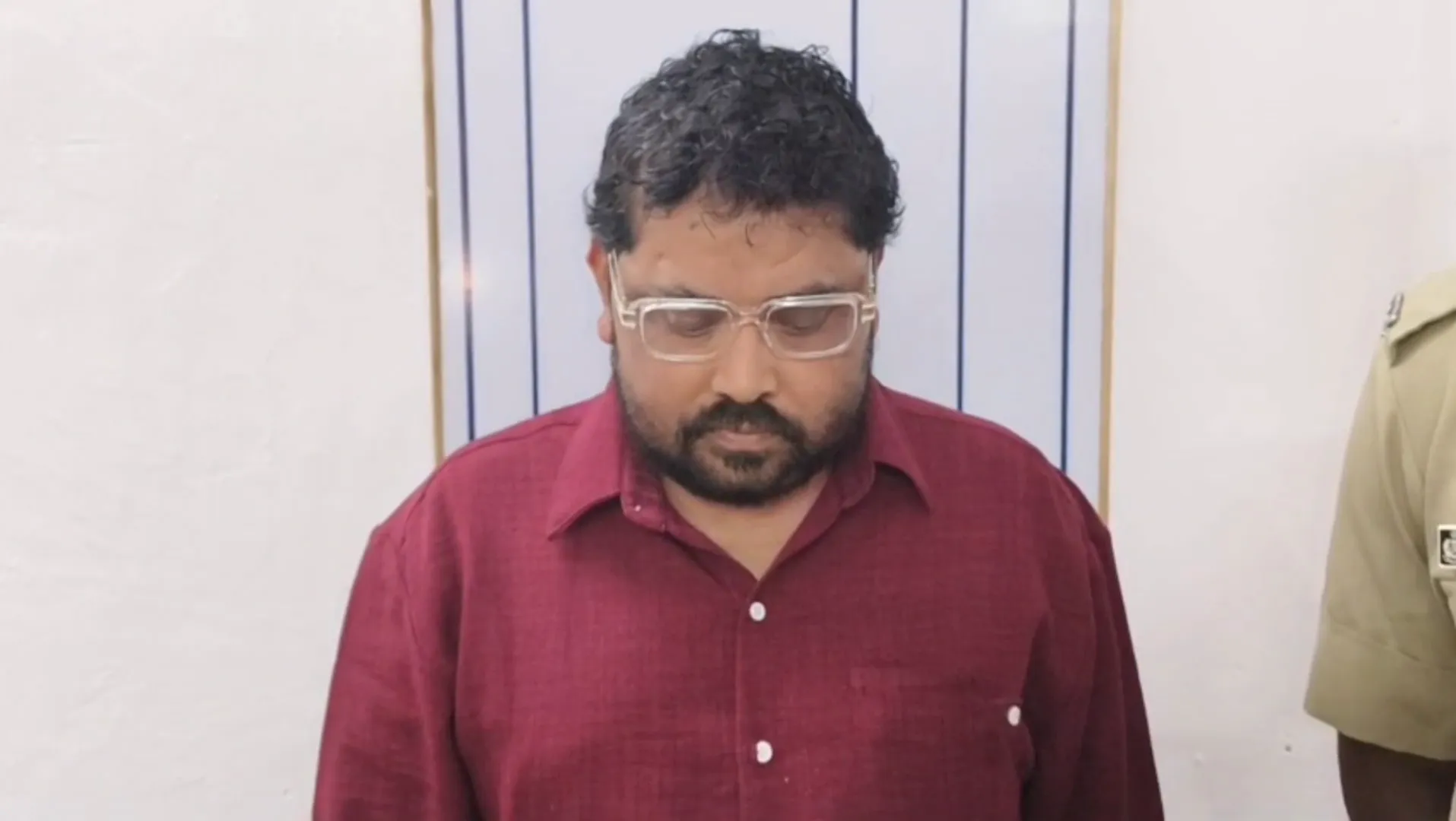 ବିବାହ ପ୍ରତିଶ୍ରୁତି ଦେଇ ସାଇବର ଠକେଇ: ଟାର୍ଗେଟରେ ବିଧବା ମହିଳା, ଗୋଆରୁ ମୁଖ୍ୟ ଅଭିଯୁକ୍ତ ଗିରଫଛତ୍ରପୁର: ବିବାହର ମିଥ୍ୟା ପ୍ରତିଶ୍ରୁତି ଦେଇ ମାଟ୍ରିମୋନିଆଲ୍ ପ୍ଲାଟଫର୍ମରେ ମହିଳାଙ୍କୁ ଫସାଇ ପ୍ରାୟ ୬୦ ଲକ୍ଷ ଟଙ୍କା ଲୁଟିଥିଲେ।ଏବେ ଘଟଣାରେ ଗଞ୍ଜାମ ସାଇବର କ୍ରାଇମ୍ ଥାନା ପୁଲିସ ମୁଖ୍ୟ ଅଭିଯୁକ୍ତ ଜିନୁ ସାହାଣୀ ଓରଫ ରାକେଶ ରାଜପୁତ (୩୯)ଙ୍କୁ ଗୋଆରୁ ଗିରଫ କରିଛି। ତାଙ୍କ ଘର କନ୍ଧମାଳ ଜିଲ୍ଲା ଫୁଲବାଣୀ ଥାନା ଅନ୍ତର୍ଗତ ପିଅନପଡ଼ା ଗ୍ରାମରେ। ଏନେଇ ଛତ୍ରପୁରସ୍ଥିତ ସାଇବର କ୍ରାଇମ୍ ଥାନା ପରିସରରେ ଆୟୋଜିତ ପ୍ରେସମିଟ୍‌ରେ ଡିଏସ୍‌ପି ଗିରିଜା ପଟ୍ଟନାୟକ ଓ ଆଇଆଇସି ଜ୍ୟୋତିରଞ୍ଜନ ବେହେରା ସୂଚନା ଦେଇଛନ୍ତି। ମାଟ୍ରିମୋନିଆଲ୍ ପ୍ଲାଟଫର୍ମରେ ଅଭିଯୁକ୍ତ ଜଣ ଏହିପରି ବହୁ ଲୋକଙ୍କୁ ୧ କୋଟି ୧୯ ଲକ୍ଷ ଟଙ୍କାର ଠକେଇ କରିବା ସହ ବିଭିନ୍ନ ଥାନା ରେ ୫ ଟି ମାମଲା  ରହିଛି |  ପୁଲିସ ସୂଚନା ଅନୁସାରେ, ଭଞ୍ଜନଗରର ୩୧ ବର୍ଷୀୟା ଶ୍ରଦ୍ଧା ସୁମନ ପଣ୍ଡା ପୁନଃବିବାହ ପାଇଁ ‘ଜୀବନସାଥୀ ଡଟ୍ କମ୍‌’ରେ ପ୍ରୋଫାଇଲ୍ ଖୋଲିଥିଲେ। ଏହି ସୁଯୋଗରେ ଅଭିଯୁକ୍ତ ନିଜକୁ ଭୁବନେଶ୍ୱରର ‘ସାଇ କୃପା ଦାସ’ ଭାବେ ପରିଚୟ ଦେଇ ତାଙ୍କ ସହ ସମ୍ପର୍କ ସ୍ଥାପନ କରିଥିଲା। ପରେ ବିବାହର ପ୍ରତିଶ୍ରୁତି ଦେଇ ଅଭିଯୁକ୍ତ ବିଭିନ୍ନ ମିଥ୍ୟା କାହାଣୀ ଶୁଣାଇ ଟଙ୍କା ଆଦାୟ କରିଥିଲା। ନକଲି ଫଟୋ, ଭିଡିଓ କଲ୍‌ ଓ ଜାଲ୍‌ ଚିକିତ୍ସା କାଗଜପତ୍ର ହ୍ୱାଟ୍ସଆପ୍‌ ମାଧ୍ୟମରେ ପଠାଇ ବିଶ୍ୱାସ ଜନ୍ମାଇଥିଲା। ତାଙ୍କ କଥାରେ ବିଶ୍ୱାସ କରି ଅଭିଯୋଗକାରୀ ସୁନାଗହଣା ବନ୍ଧକ ରଖିବା ସହ ପରିବାର ଓ ଅନ୍ୟମାନଙ୍କଠାରୁ ଧାର କରି ପ୍ରାୟ ୬୦ ଲକ୍ଷ ଟଙ୍କା ବିଭିନ୍ନ ବ୍ୟାଙ୍କ ଖାତାକୁ ପଠାଇଥିଲେ। ତଦନ୍ତ ସମୟରେ ପୁଲିସ ଅଭିଯୁକ୍ତଙ୍କଠାରୁ ୭ଟି ମୋବାଇଲ୍‌, ୭ଟି ସିମ୍‌ କାର୍ଡ, ୬ଟି ଚାର୍ଜର, ନକଲି ରବର ଷ୍ଟାମ୍ପ, ଷ୍ଟାମ୍ପ ପ୍ୟାଡ୍‌, ଡେବିଟ୍ କାର୍ଡ, ଆଧାର କାର୍ଡ, ଭୋଟର ପରିଚୟପତ୍ର, ରେଳ ପରିଚୟପତ୍ର, ନକଲି କୋର୍ଟ ଅର୍ଡର ଓ ନକଲି ଏସ୍‌ବିଆଇ ଡିଡି ରସିଦ ଜବତ କରିଛି। ଏଥିସହ ୨,ହଜାର ୮୦ ଟଙ୍କା ନଗଦ ଜବତ ହୋଇଥିବା ବେଳେ ପ୍ରାୟ ୧୨ଲକ୍ଷ ୩୧ ହଜାର ୯୭୬ ଟଙ୍କା ଫ୍ରିଜ୍‌ କରାଯାଇଛି। ପୁଲିସ ତଦନ୍ତରୁ ଅଭିଯୁକ୍ତଙ୍କ ପୂର୍ବରୁ ମଧ୍ୟ ଏକାଧିକ ଠକେଇ ମାମଲାରେ ସମ୍ପୃକ୍ତି ଥିବା ଜଣାପଡ଼ିଛି। ବିଶେଷକରି ନକଲି ପ୍ରୋଫାଇଲ୍‌ ତିଆରି କରି ବିଧବା ମହିଳାଙ୍କୁ ବିବାହର ପ୍ରତିଶ୍ରୁତି ଦେଇ ଏପରିକି ନିଯୁକ୍ତି ନାମରେ ମଧ୍ୟ ଠକେଇ କରୁଥିବା ପୁଲିସ କହିଛି। ୨୦୧୫ ମସିହାରୁ ସେ ବିଭିନ୍ନ ଠକେଇ ଘଟଣାରେ ସମ୍ପୃକ୍ତ ଥିବା ତଦନ୍ତରୁ ଜଣାପଡ଼ିଛି। ପୁରୀ କୋଣାର୍କ, ବ୍ରହ୍ମପୁର ସାଇବର କ୍ରାଇମ୍ ଓ ଭୁବନେଶ୍ୱରର ବିଭିନ୍ନ ଥାନାରେ ତାଙ୍କ ବିରୋଧରେ ମାମଲା ରହିଛି।  ଏହି ମାମଲାରେ ଅନ୍ୟତମ ଅଭିଯୁକ୍ତ ଉତ୍ତମ କୁମାର ସାହୁ ଓରଫ ମିକି (୩୨)ଙ୍କୁ ପୁଲିସ ପୂର୍ବରୁ ଗିରଫ ହୋଇଛି । 