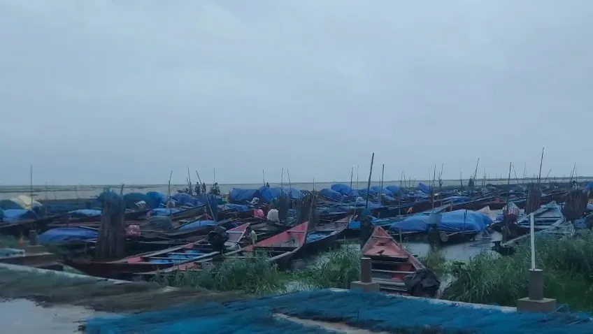 Chilika Lake restrictions: ଚିଲିକାରେ ବାତ୍ୟା ଭୟ ! ୨୯ ଯାଏଁ ମାଛ ଧରିବା ଓ ଜଳଯାତ୍ରା ଉପରେ କଟକଣା