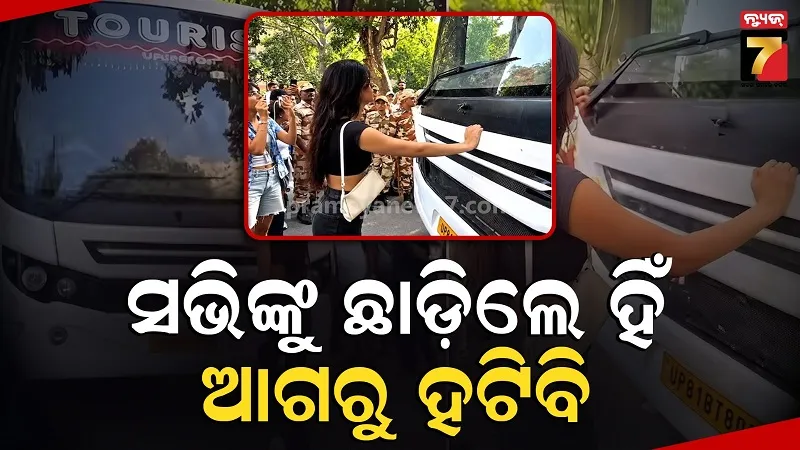 Delhi Jantar Mantar Protest: Woman Stops Police Bus