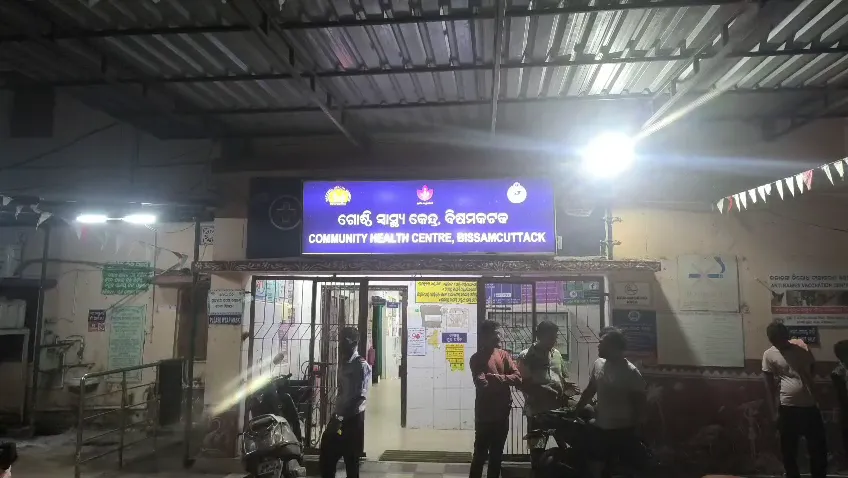 ଭାରସାମ୍ୟ ହରାଇ ଗଛରେ ପିଟିହେଲା ବାଇକ୍; ଚାଲିଗଲା ଜଣକର ଜୀବନ, ୨ ଗୁରୁତର