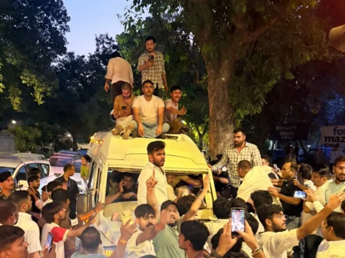 Congress Workers Puncture Tyre of Police Bus Carrying Rahul Gandhi in Delhi