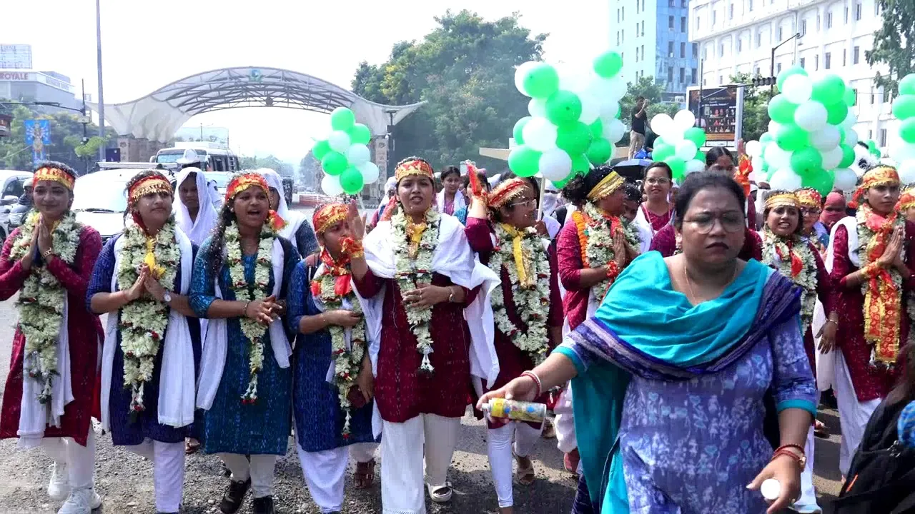ଛାତ୍ର ସଂସଦ ନିର୍ବାଚନ ପାଇଁ ସରିଲା ନୋମିନେସନ, ସମର୍ଥକଙ୍କ ସହ ପଟୁଆରରେ ଆସି ନାମାଙ୍କନ ଦାଖଲ କଲେ ପ୍ରାର୍ଥୀ
