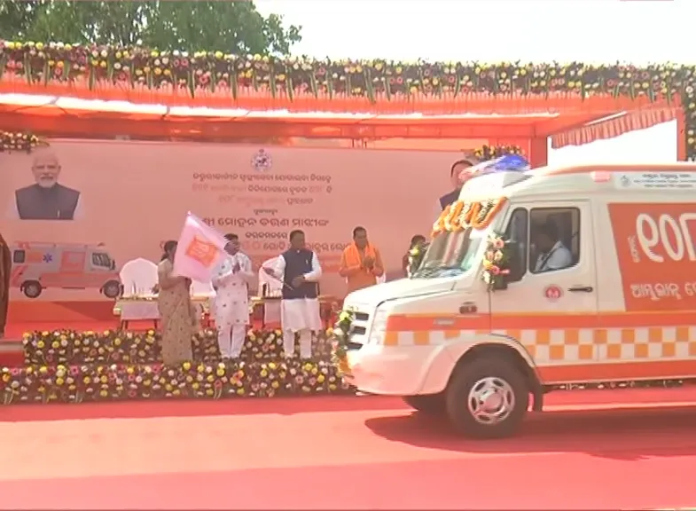 china-woman-earns-rs-120-crore-a-week-review-product-in-three-seconds