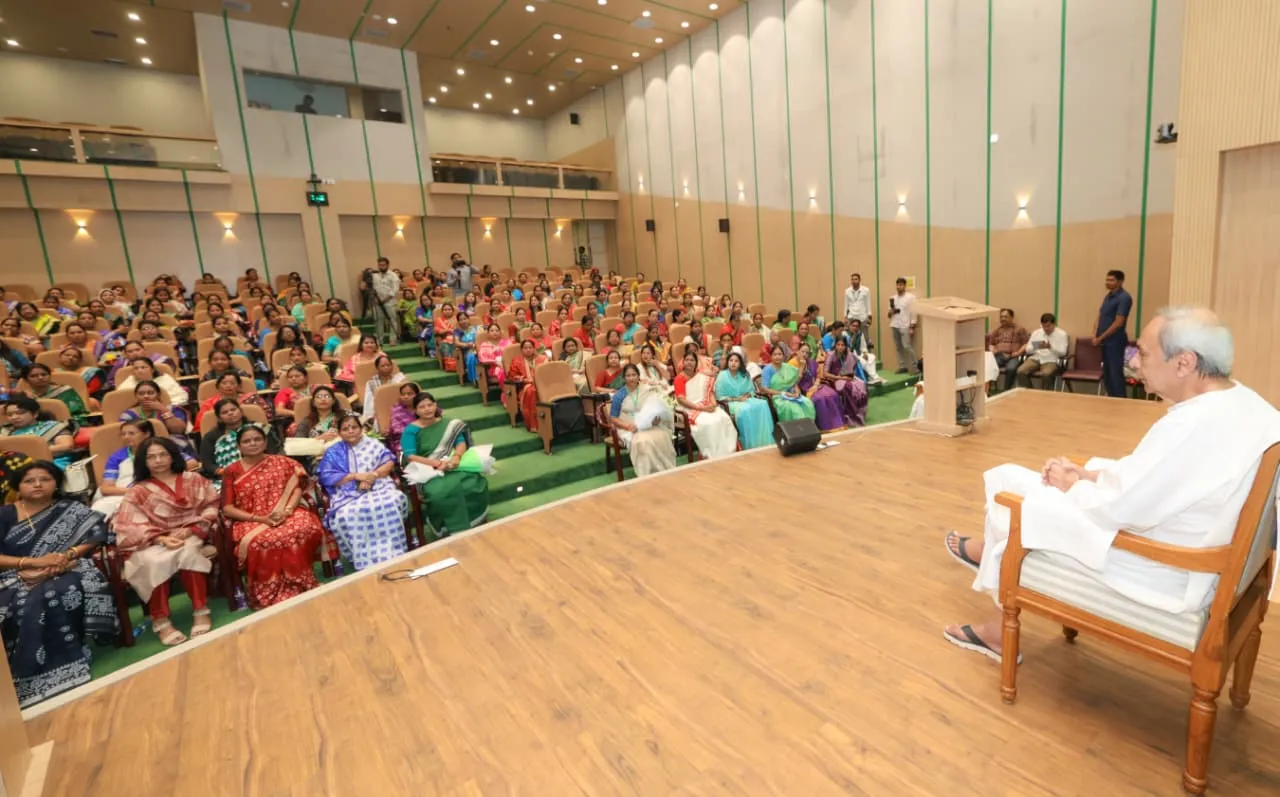 sunny-leone-spotted-with-her-husband-daniel-and-kids-chilling-outside