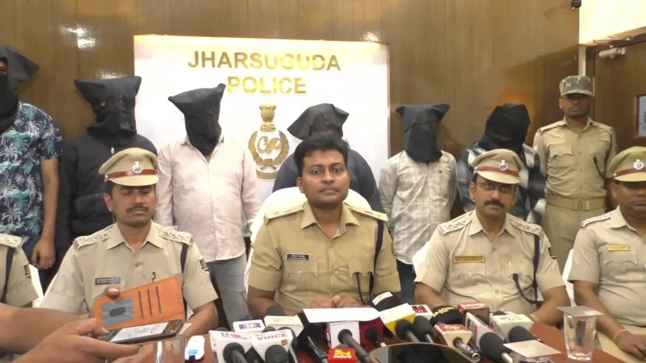 team-india-celebrated-holi-the-players-had-a-lot-of-fun-by-painting-the-bus