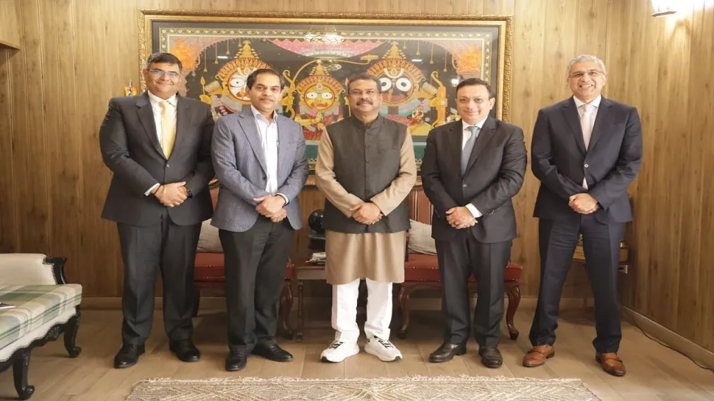 students-gave-chocolates-to-helmeted-rider-in-anandapur