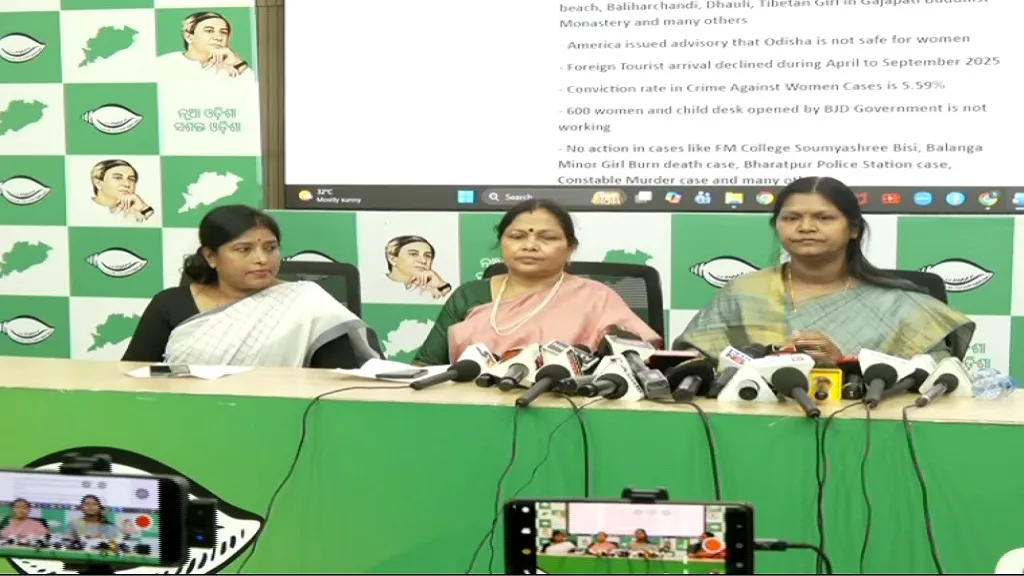 pregnant-nusrat-jhan-party-with-friends-tnusree-and-srabanti-photo-trolled-on-social-media