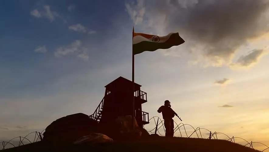 car-catch-fire-after-struck-into-electric-pole-in-surat