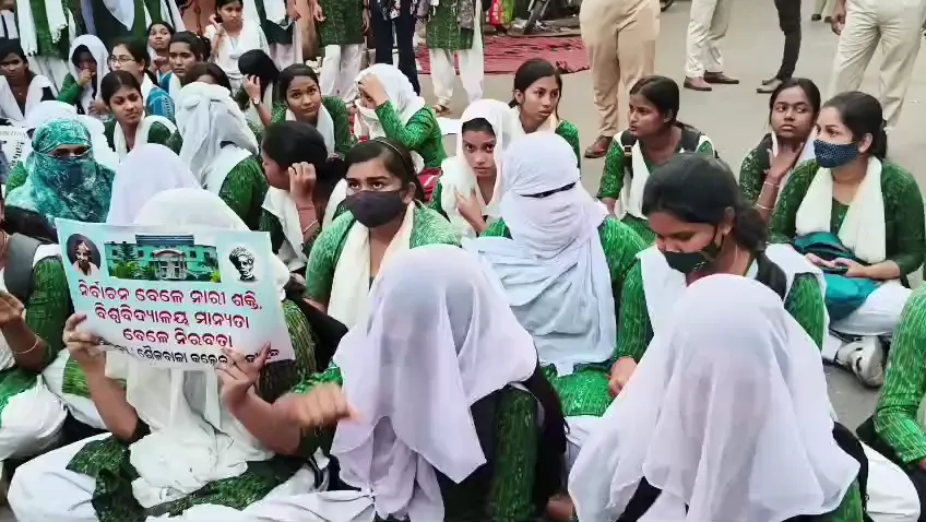 villagers-held-three-for-illegal-liquor-selling-in-bhogarai