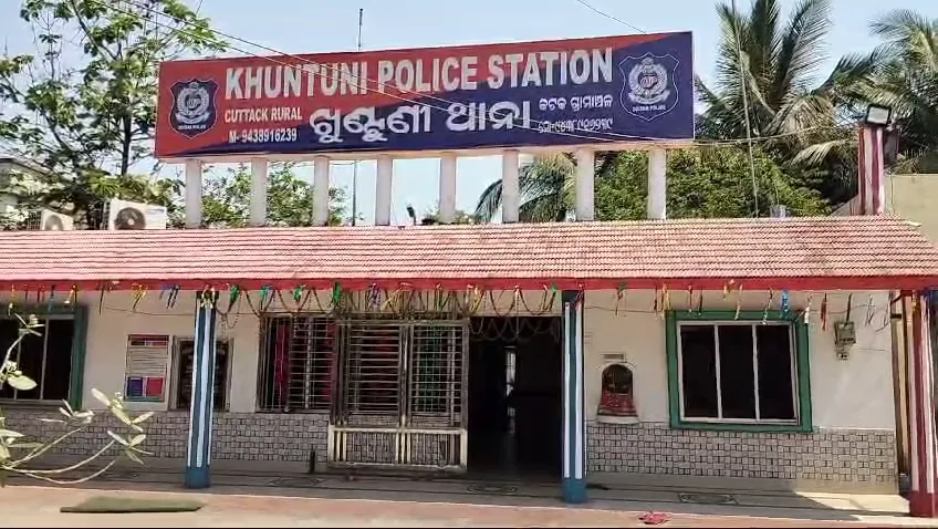 crpf-team-carry-pregnant-woman-on-cot-for-6-km-in-jungles-to-reach-hospital-at-bijapur