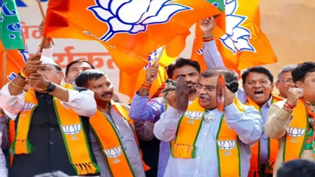 stone-pelting-on-chandrababu-naidu-convey