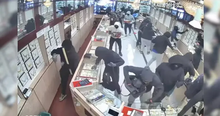 mehmood-the-comedian-who-gave-solo-role-to-amitabh-once-slapped-rajesh-khanna