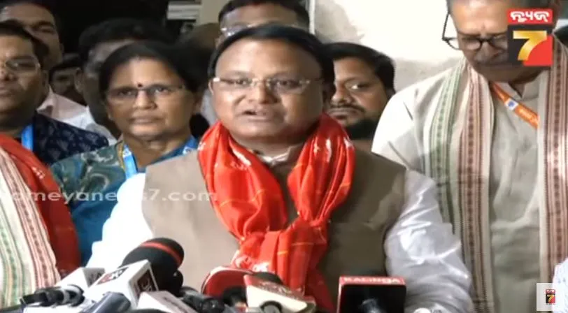 5-children-drawn-in-a-brick-factory-hole