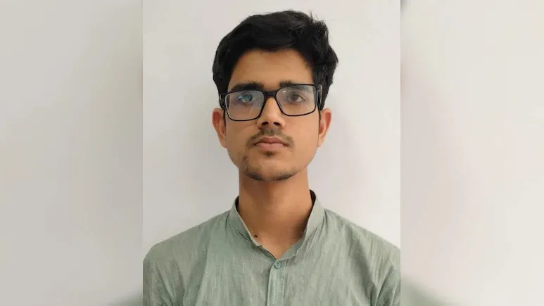 କଳାରେ-ଟପ୍ପର-ରେଭେନ୍ସା-ଜୁନ