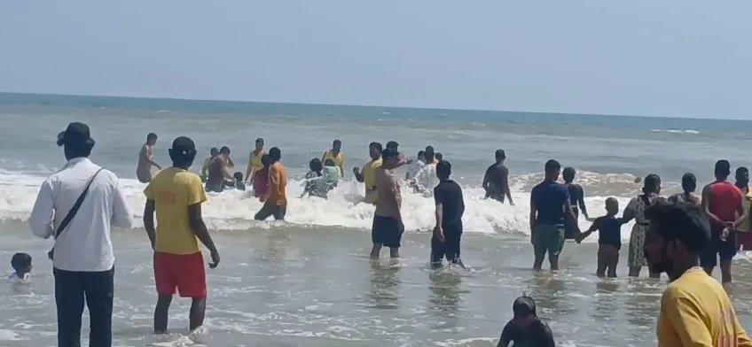 ସମୁଦ୍ରରେ ଗାଧେଉଥିଲେ, ପାଣି ସୁଅରେ ଭାସିଗଲେ ପର୍ଯ୍ୟଟକ...