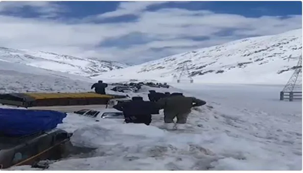 avalanches struck the Zojilla-Sonamarg road