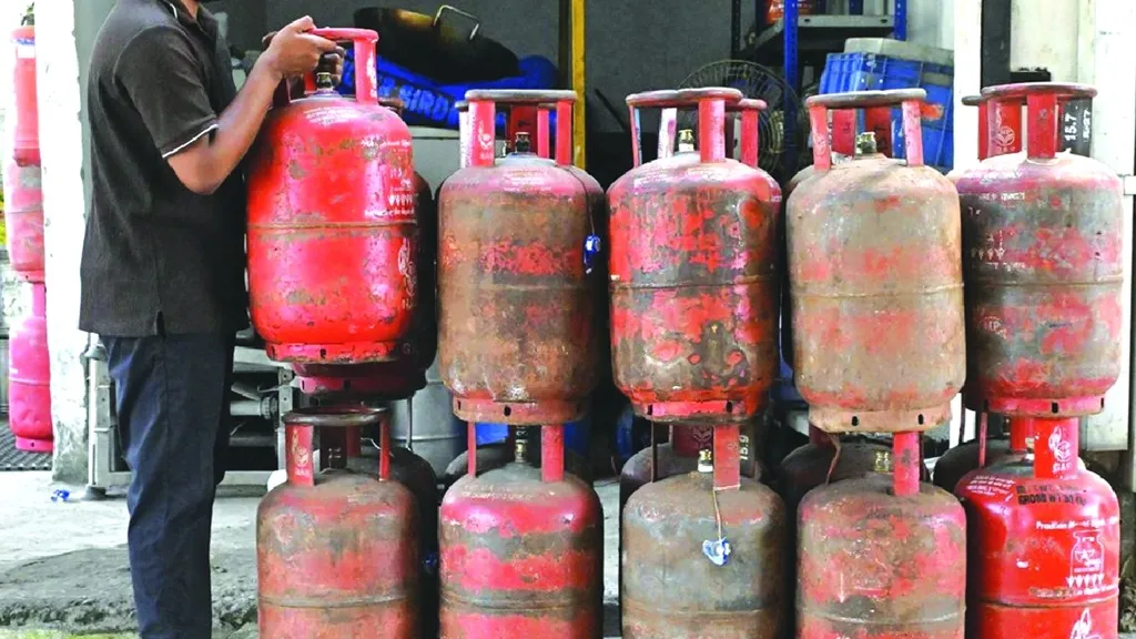 ୬୦୦୦ PNG ଗ୍ରାହକ ଛାଡିଲେ LPG କନେକ୍ସନ, ଏବେ ଲୋକଙ୍କୁ ଗ୍ୟାସ୍ ଯୋଗାଣ ହେବ ଆହୁରି ସହଜ 