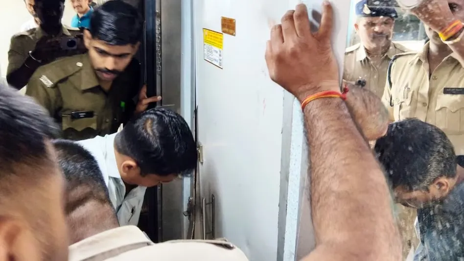 heavy-rain-fall-in-mumbai-cm-ordered-official-to-stay-alert