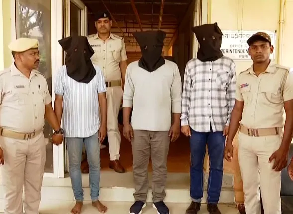 umpires-disinfect-ball-after-englands-dom-sibley-accidentally-uses-saliva