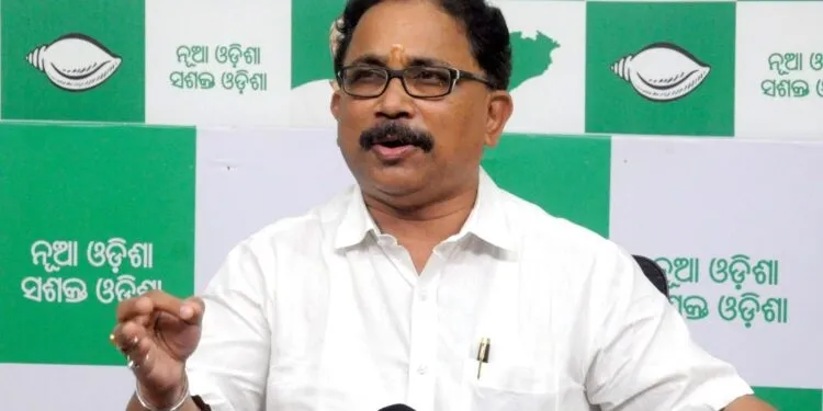 alive-cobra-worshiping-in-this-temple-of-jaypore