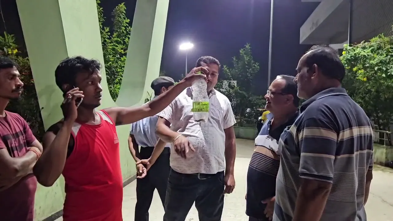 ଚା’ ପିଇବା ବେଳେ ସାନ ଭାଇକୁ କାମୁଡ଼ିଦେଲା, ସାପ ଧରି ମେଡିକାଲରେ ପହଞ୍ଚିଗଲେ ବଡ଼ ଭାଇ