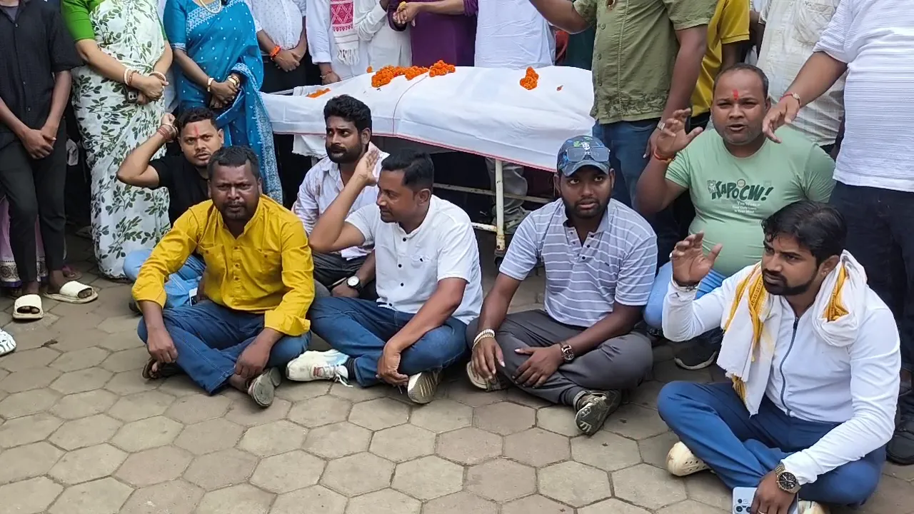 ସାରା ରାତି ସ୍କୁଲ ଆଗରେ ଶବ ରଖି ଧାରଣା, ପ୍ରଶାସନର ବୁଝାସୁଝା ପରେ ମାନିଲେ ଲୋକେ