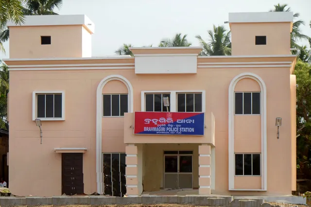 ବ୍ରହ୍ମଗିରିରେ ଲଜ୍ଜା : ୬ ବର୍ଷର ନାବାଳିକାଙ୍କୁ ଦୁଷ୍କର୍ମ ! ୨୧ ବର୍ଷୀୟ ଯୁବକକୁ ଖୋଜୁଛି ପୋଲିସ