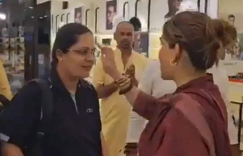 Lenskart Tilak Row: ଲେନ୍ସକାର୍ଟ ଶୋ'ରୁମ୍‌ରେ ତିଳକ ବିବାଦ, ଧାର୍ମିକ ଭେଦଭାବ ଅଭିଯୋଗ ପରେ କର୍ମଚାରୀଙ୍କୁ ତିଳକ ଲଗାଇଲେ ବିଜେପି ନେତ୍ରୀ