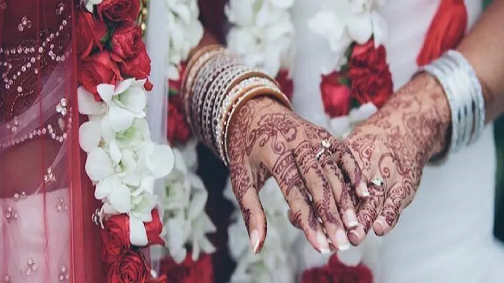 ସାତ ବର୍ଷ ଧରି ଥିଲେ ଏକାଠି, ପରିବାରର ବିରୋଧ ସତ୍ତ୍ବେ ବିବାହ କଲେ ଦୁଇ ଝିଅ