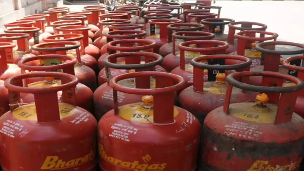 LPG Cylinder Stock Rules: ଘରେ ଅଧିକ ଗ୍ୟାସ ସିଲିଣ୍ଡର ରଖିଲେ କଟିବ କନେକ୍ସନ, ଜରିମାନା ସହ ହୋଇପାରେ ଜେଲ ଦଣ୍ଡ