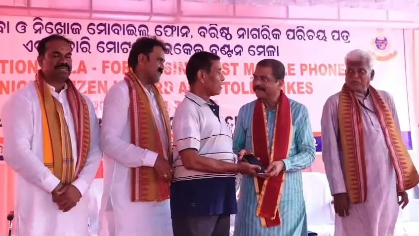 Angul police have recovered lost phones and returned them to their rightful owners.