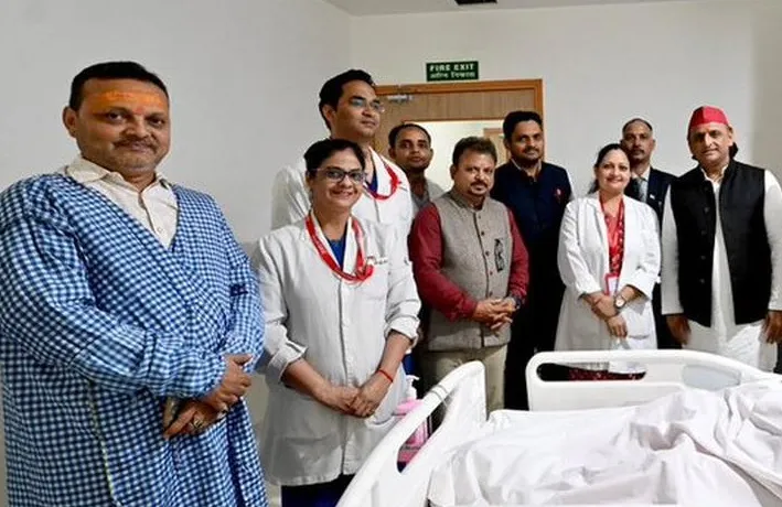 SP-BJP: ରାଜନୀତିଠୁ ଉର୍ଦ୍ଧ୍ଵରେ ମାନବିକତା; ଡାକ୍ତରଖାନା ଯାଇ ବିଜେପି MLAଙ୍କୁ ଭେଟିଲେ ଅଖିଳେଶ, ଏସପି ନେତାଙ୍କ କୁଶପୁତ୍ତଳିକା ପୋଡ଼ି ବେଳେ ଆହତ ହୋଇଥିଲେ ବିଧାୟିକା