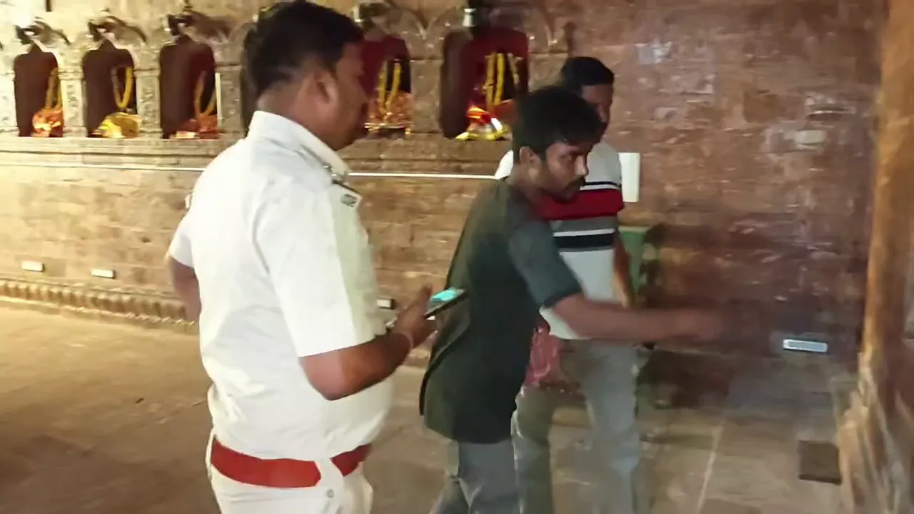 Bhadrakali Temple Loot Case: ବନ୍ଧୁଘରେ ଡେରା ପକାଇଥିଲେ, ମଉକା ଦେଖି ଚାବି ଭାଙ୍ଗି ପଶିଲେ ; ଖୁଚୁରା ଛାଡ଼ି ସବୁ ନେଇଗଲେ