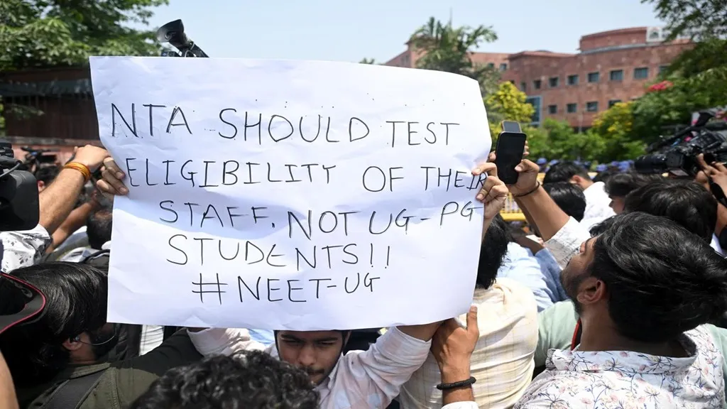 NEET ପେପର ଲିକ୍ ମାମଲା, ଗିରଫ ହେଲେ ବାୟୋଲଜି ପ୍ରଫେସର, ଏବେ ସନ୍ଦେହରେ NTA ଅଧିକାରୀ  