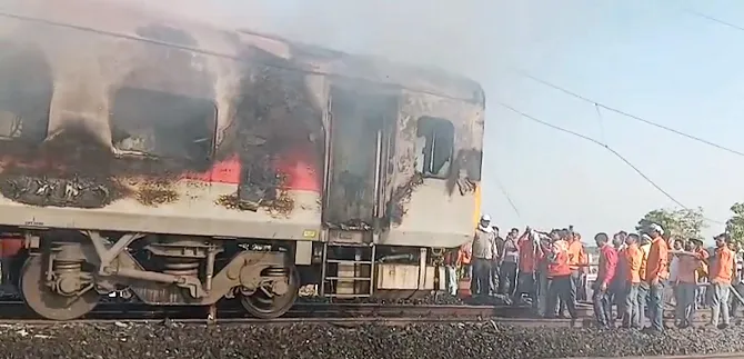 Rajdhani Express fire: ରାଜଧାନୀ ଏକ୍ସପ୍ରେସରେ ଅଗ୍ନିକାଣ୍ଡ; ଅଳ୍ପକେ ବର୍ତ୍ତିଲେ ୬୮ ଯାତ୍ରୀ, ଉଚ୍ଚସ୍ତରୀୟ ତଦନ୍ତ ନିର୍ଦ୍ଦେଶ