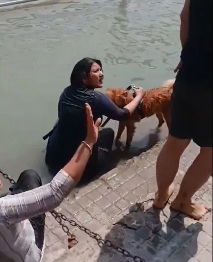 woman abusing devotees Haridwar
