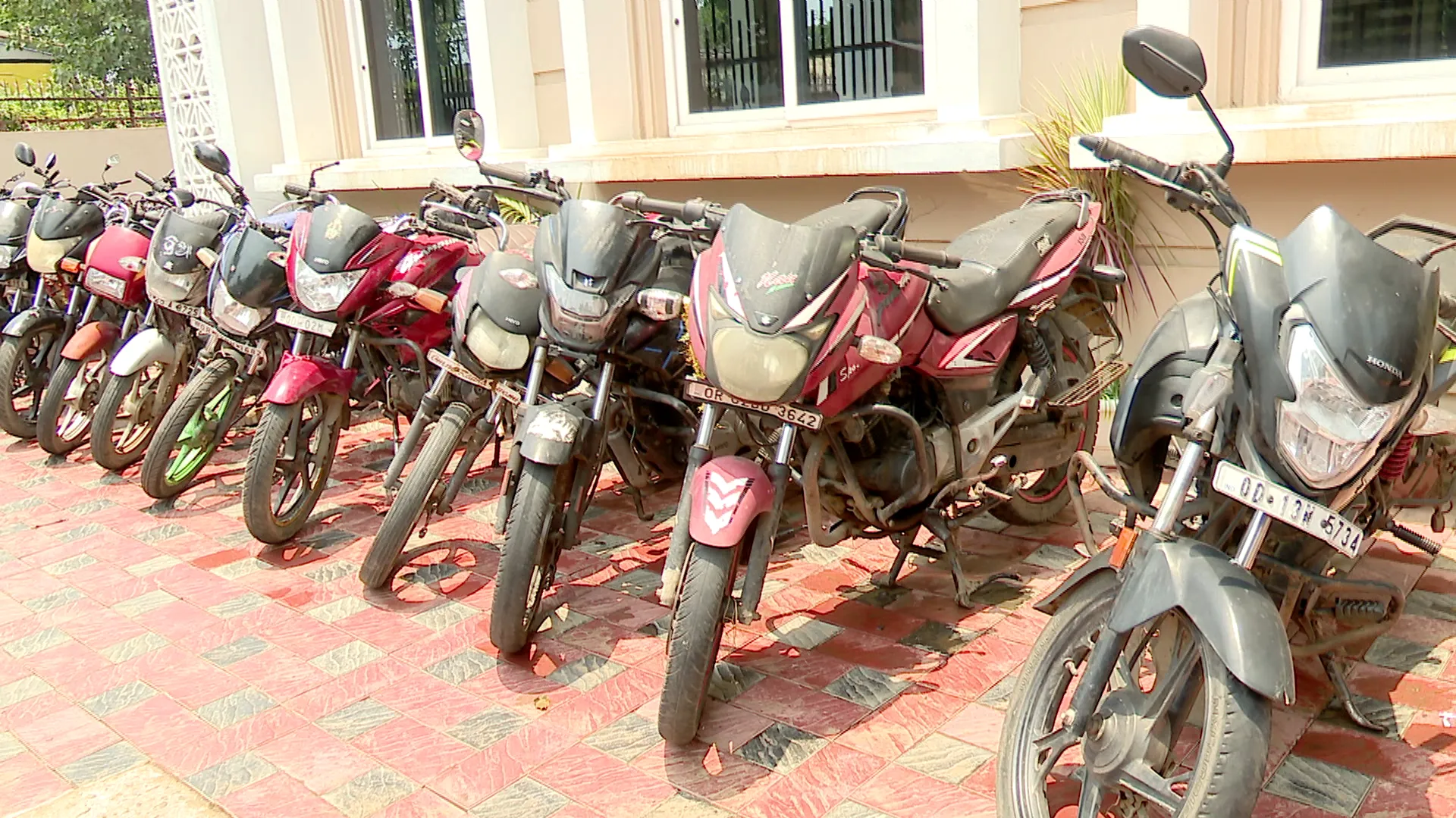 Bike Lootera Gang :  ଆଖି ପିଛୁଳାକେ ବାଇକ କରୁଥିଲେ ଗାଏବ, ବାହାର ରାଜ୍ୟର ନମ୍ବର ପ୍ଲେଟ୍ ଲଗାଇ କରୁଥିଲେ ବିକ୍ରି