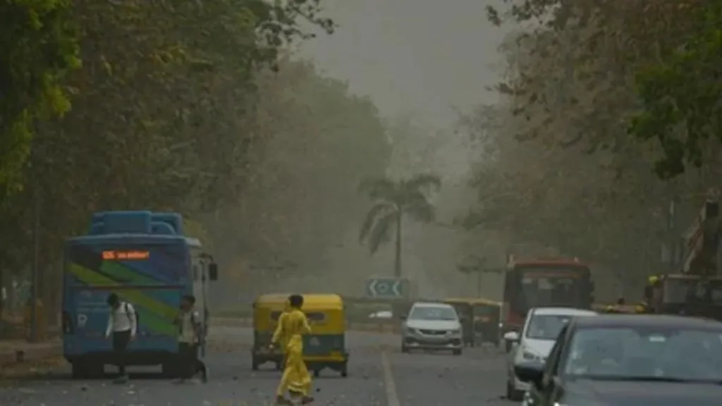 ଦିଲ୍ଲୀ ମୁହାଁଇଛି Sand Storm, ୫୦ କିମି ବେଗରେ ମାଡ଼ି ଆସୁଛି, ସତର୍କତା ଜାରି କଲେ ପାଣିପାଗ ବିଭାଗ