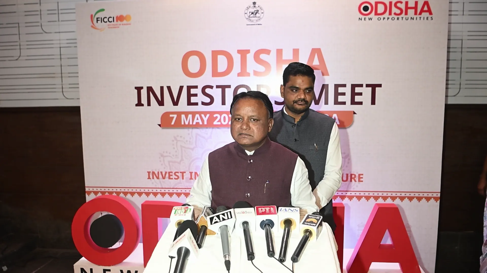 ତିନିଦିନିଆ ଗୁଜରାଟ ଗସ୍ତରୁ ଫେରିଲେ ମୁଖ୍ୟମନ୍ତ୍ରୀ, ଆଣିଲେ ୪୮ହଜାର କୋଟିରୁ ଅଧିକ ଟଙ୍କାର ନିବେଶ