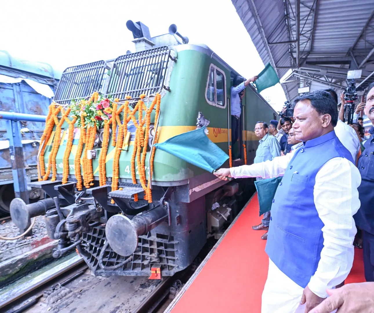 ସୋମନାଥ ସ୍ୱାଭିମାନ ଯାତ୍ରାର ଶୁଭାରମ୍ଭ,  ୧୧୦୦ରୁ ଅଧିକ ଶ୍ରଦ୍ଧାଳୁଙ୍କୁ ନେଇ ଗୁଜରାଟ ଅଭିମୁଖେ ସ୍ୱତନ୍ତ୍ର ଟ୍ରେନ୍