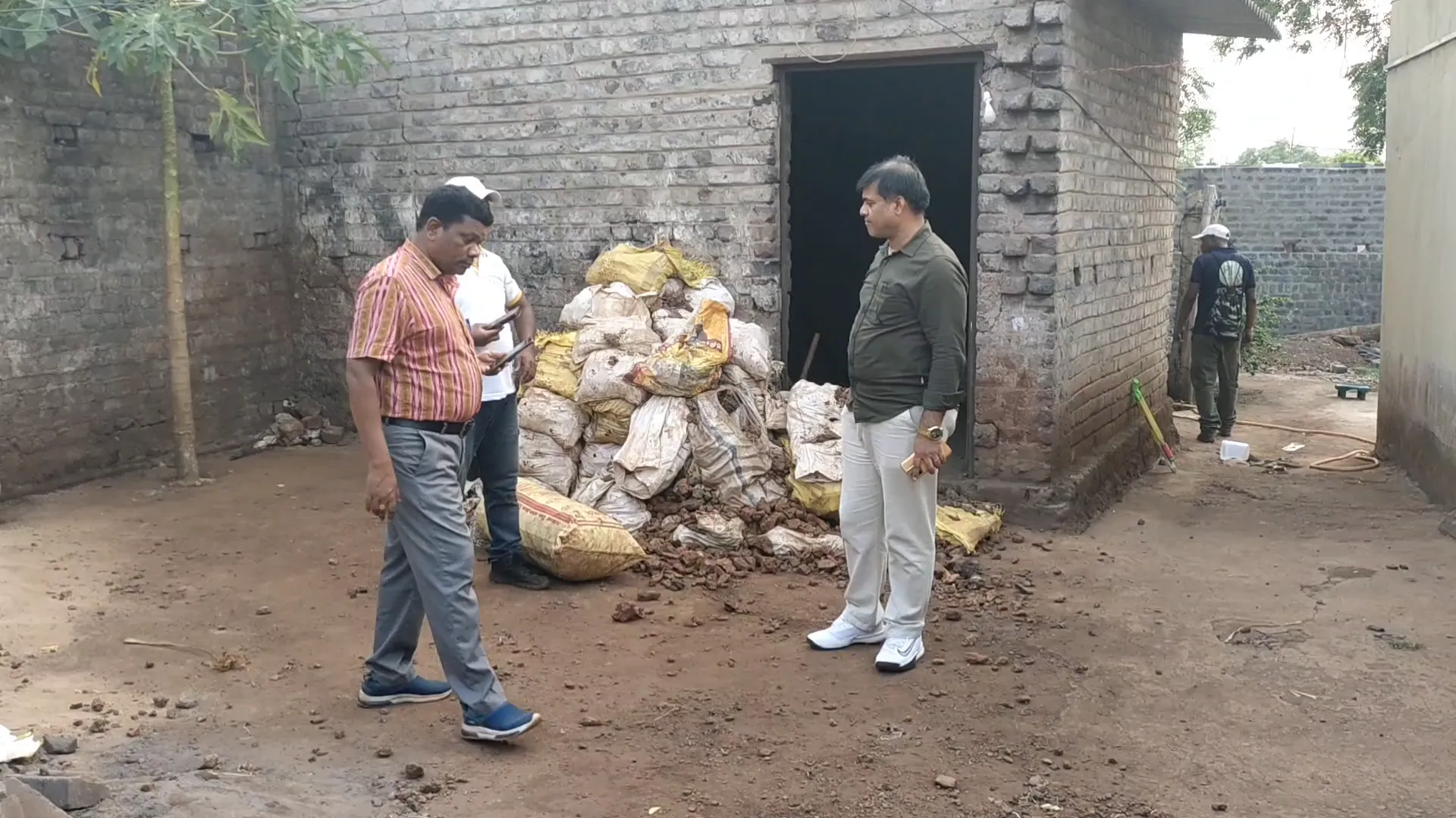 ୪୦ ଟନ୍ ଚୋରା ମାଙ୍ଗାନିଜ୍ ଜବତ, ଚଢ଼ାଉ ବେଳେ ଫେରାର ମାରିଲା ମାଫିଆ