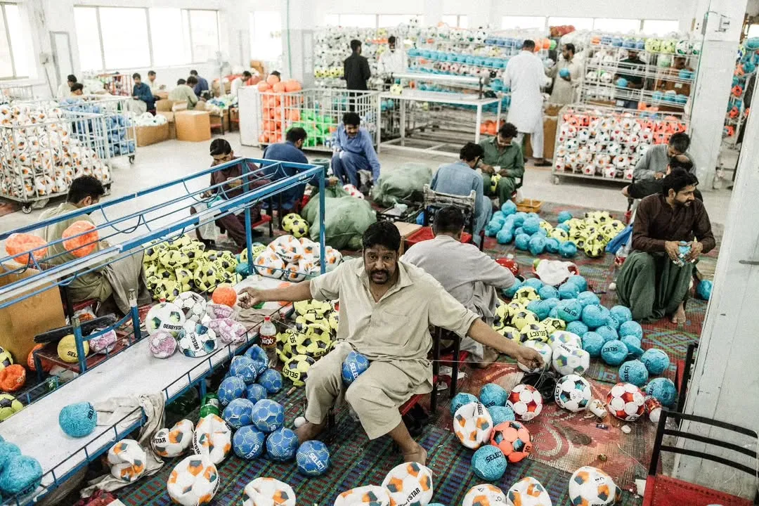 Football Factory Of World: ବିଶ୍ୱର 'ଫୁଟବଲ୍ ଫ୍ୟାକ୍ଟ୍ରି' ଏମିତି ଦେଶରେ ଅଛି ଯାହା ଶୁଣିଲେ ଆପଣଙ୍କୁ ବିଶ୍ବାସ ହେବନି... ବିଶ୍ଵକପରେ ବି ତିଆରି କରିଛି ଫୁଟବଲ 
