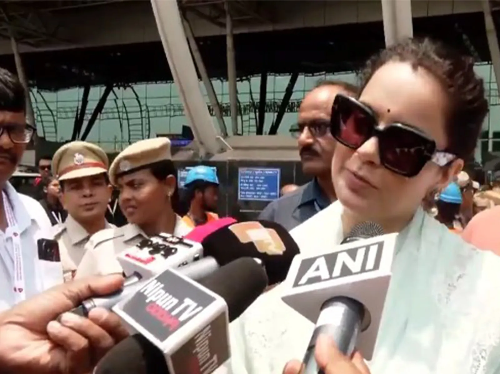 Kangana Ranaut in Bhubaneswar: ଓଡ଼ିଶାରେ କଙ୍ଗନା ରଣାୱତ, 'ଏକ ପେଡ୍ ମାଆ କେ ନାମ' ଅଭିଯାନରେ ଚାରା ରୋପଣ, ମୁଖ୍ୟମନ୍ତ୍ରୀଙ୍କ ସହ ସାକ୍ଷାତ