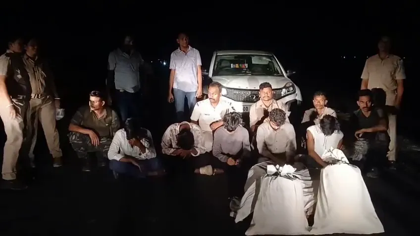 କାର୍‌ରୁ ବିପୁଳ କଫ୍ ସିରପ୍ ଜବତ, ନିଛାଟିଆ ରାସ୍ତାରେ ଫେରାର ହେବାକୁ କରୁଥିଲା ଉଦ୍ୟମ