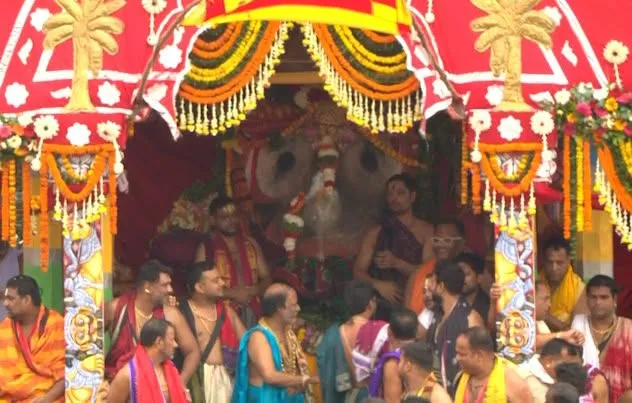 ଆଜି ଆଡ଼ପ ମଣ୍ଡପକୁ ବିଜେ କରିବେ ମହାପ୍ରଭୁ, ରଥାରୂଢ଼ ଠାକୁରଙ୍କ ଦର୍ଶନ ପାଇଁ ପ୍ରବଳ ଭିଡ଼