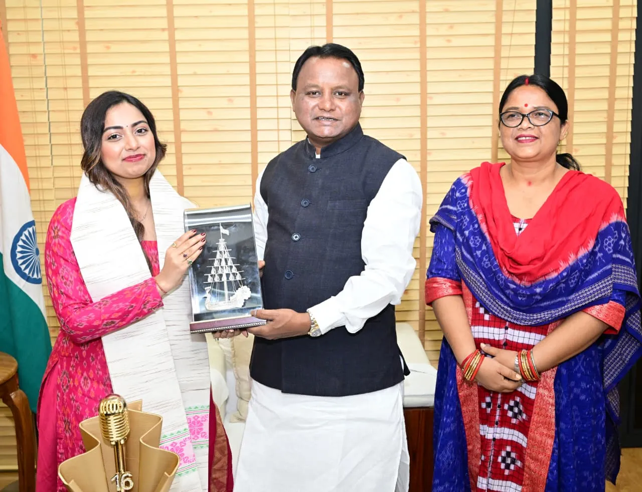 CM Felicitates Jyotirmayee, Announces ₹5 Lakh Cash Award