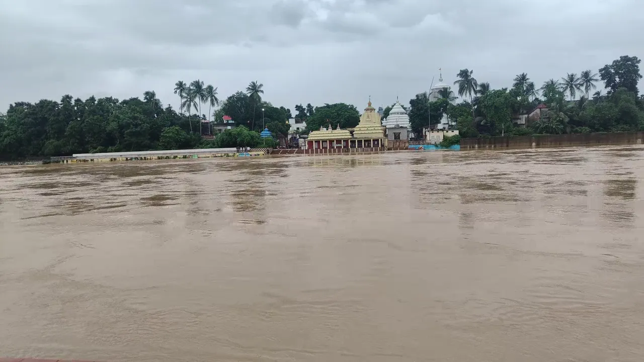 Baitarani Flood Threat in Jajpur: Floodwater Inundates Homes After Breach at Jayantara