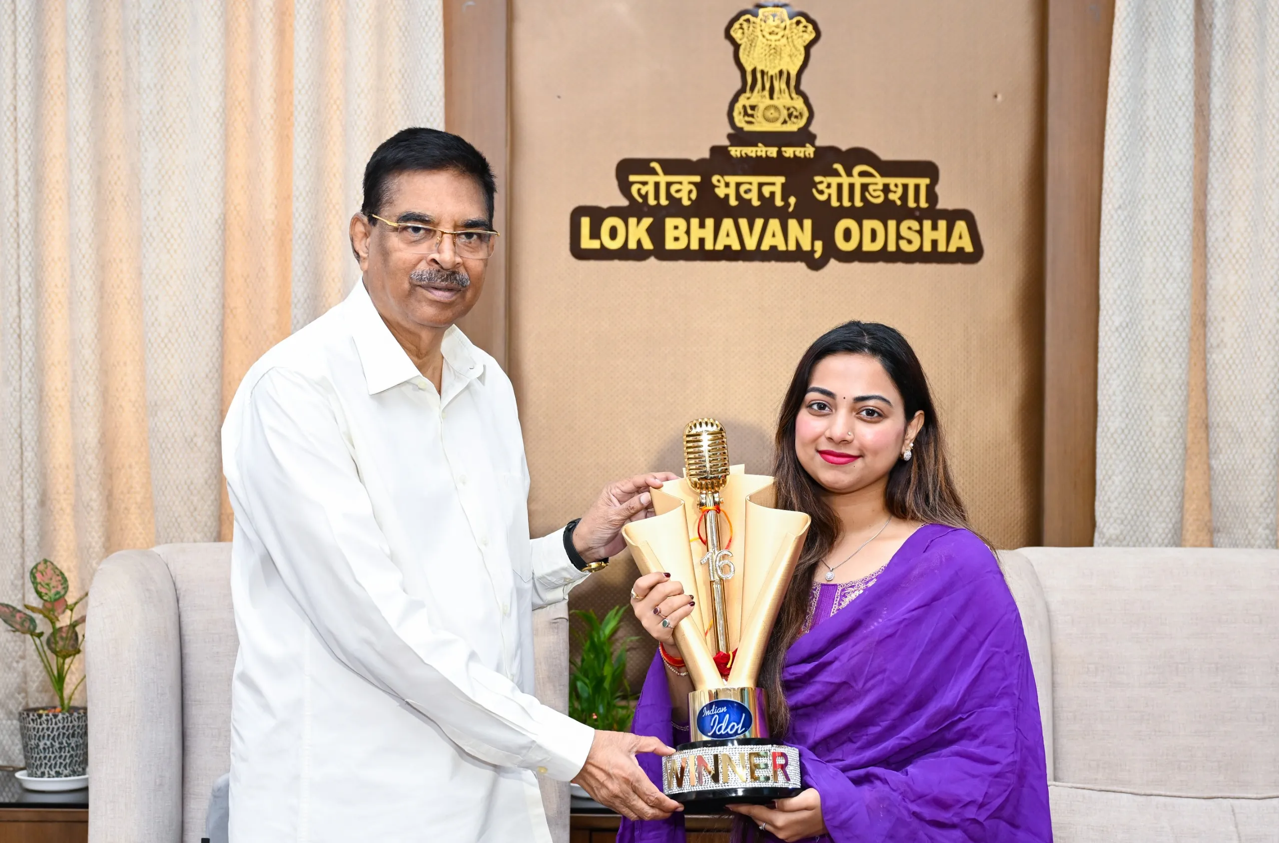 Winner of Indian Idol: ଇଣ୍ଡିଆନ୍ ଆଇଡଲ୍ ବିଜେତା ଜ୍ୟୋତିର୍ମୟୀଙ୍କୁ ସମ୍ବର୍ଦ୍ଧିତ କଲେ ରାଜ୍ୟପାଳ