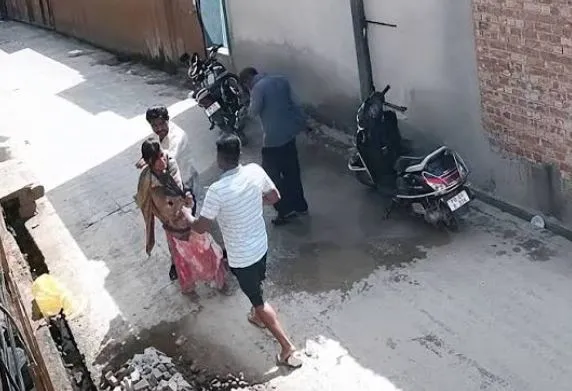 ସ୍ତ୍ରୀକୁ ବୁଝାଇବାକୁ ଶ୍ବଶୁର ଘରକୁ ଯାଇଥିଲେ ବ୍ୟକ୍ତି, ନିଆଁ ଲଗାଇଦେଲା ଶାଳକ; ସାମ୍ନାକୁ ଆସିଲା Video